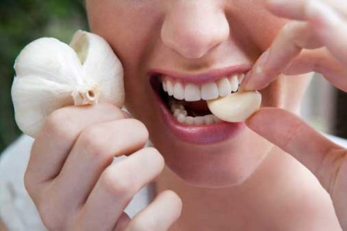 eating-raw-garlic